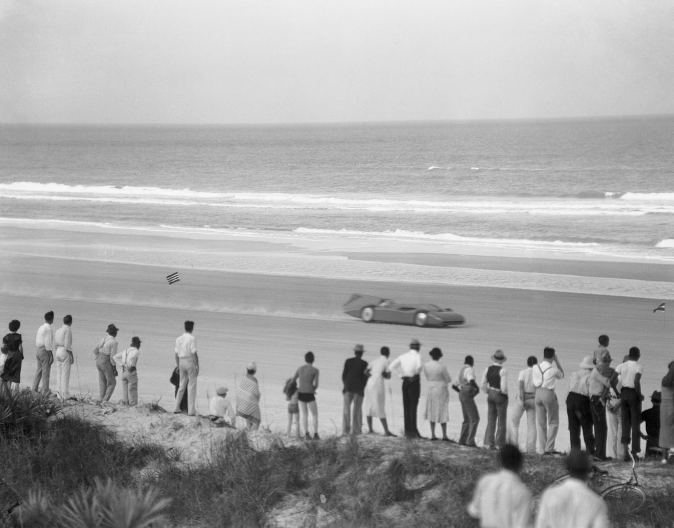 SMALL_1935 年，馬琴．坎貝爾爵士（SIR MALCOLM CAMPBELL）駕駛「藍鳥號」（BLUEBIRD）賽車，於迪通拿海灘打破陸地速度世界紀錄©Rolex Bettmann Corbis